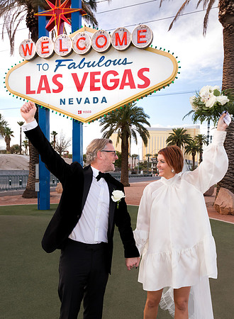 Welcome to Fabulous Las Vegas Sign Chauffeured Photo Shoot