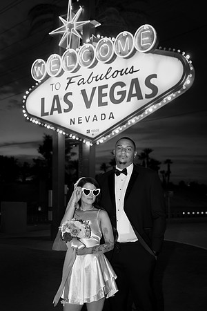 Welcome to Fabulous Las Vegas Sign Chauffeured Photo Shoot