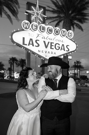 Welcome to Fabulous Las Vegas Sign Chauffeured Photo Shoot