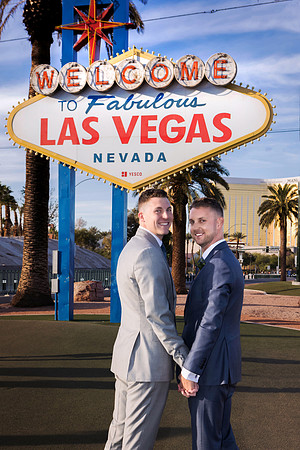 Welcome to Fabulous Las Vegas Sign Chauffeured Photo Shoot