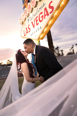 Welcome to Fabulous Las Vegas Sign Chauffeured Photo Shoot