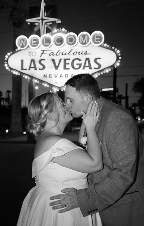 Welcome to Fabulous Las Vegas Sign Chauffeured Photo Shoot