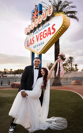 Welcome to Fabulous Las Vegas Sign Chauffeured Photo Shoot