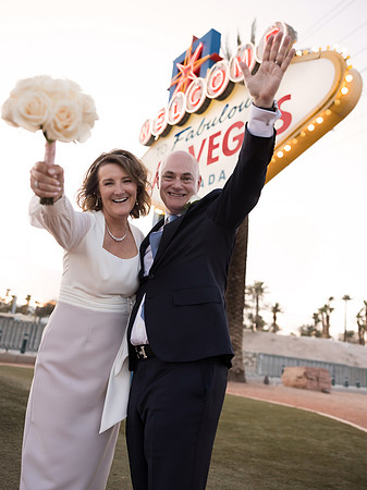 Welcome to Fabulous Las Vegas Sign Chauffeured Photo Shoot