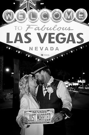 Welcome to Fabulous Las Vegas Sign Chauffeured Photo Shoot
