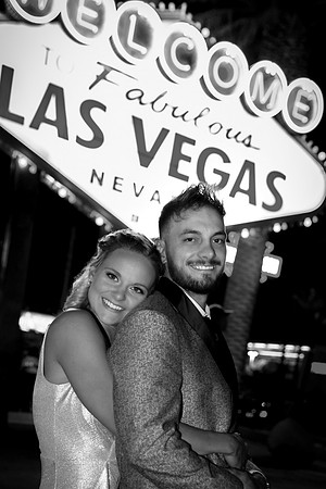 Welcome to Fabulous Las Vegas Sign Chauffeured Photo Shoot