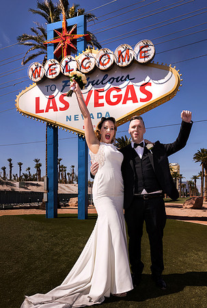 Welcome to Fabulous Las Vegas Sign Chauffeured Photo Shoot
