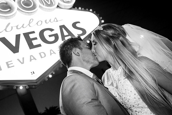 Welcome to Fabulous Las Vegas Sign Chauffeured Photo Shoot