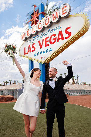 Welcome to Fabulous Las Vegas Sign Chauffeured Photo Shoot