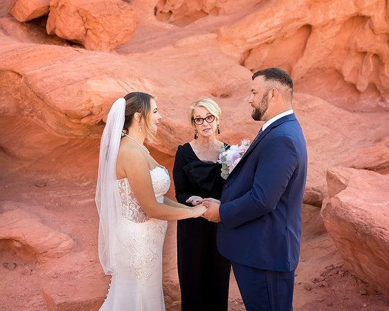 Valley of Fire Photo Shoots | Couples, Families, Seniors & Weddings
