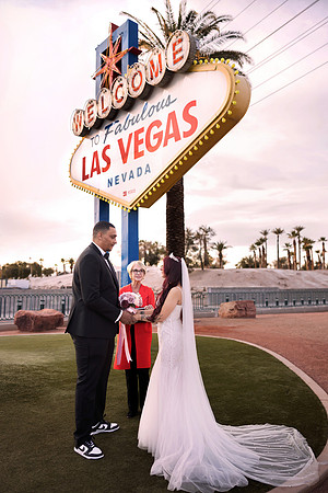 Las Vegas Sign Elopement & Mini Wedding Ceremony | Las Vegas