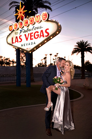 Las Vegas Sign Elopement & Mini Wedding Ceremony | Las Vegas