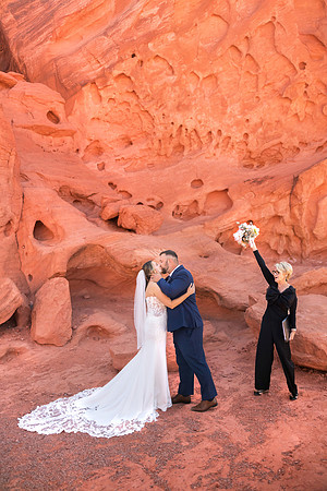 Valley of Fire Photo Shoots | Couples, Families, Seniors & Weddings