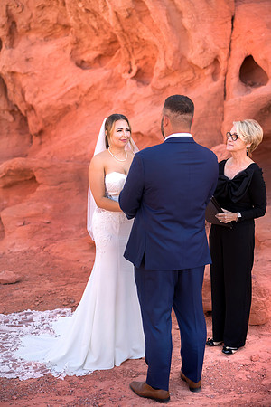 Valley of Fire Photo Shoots | Couples, Families, Seniors & Weddings