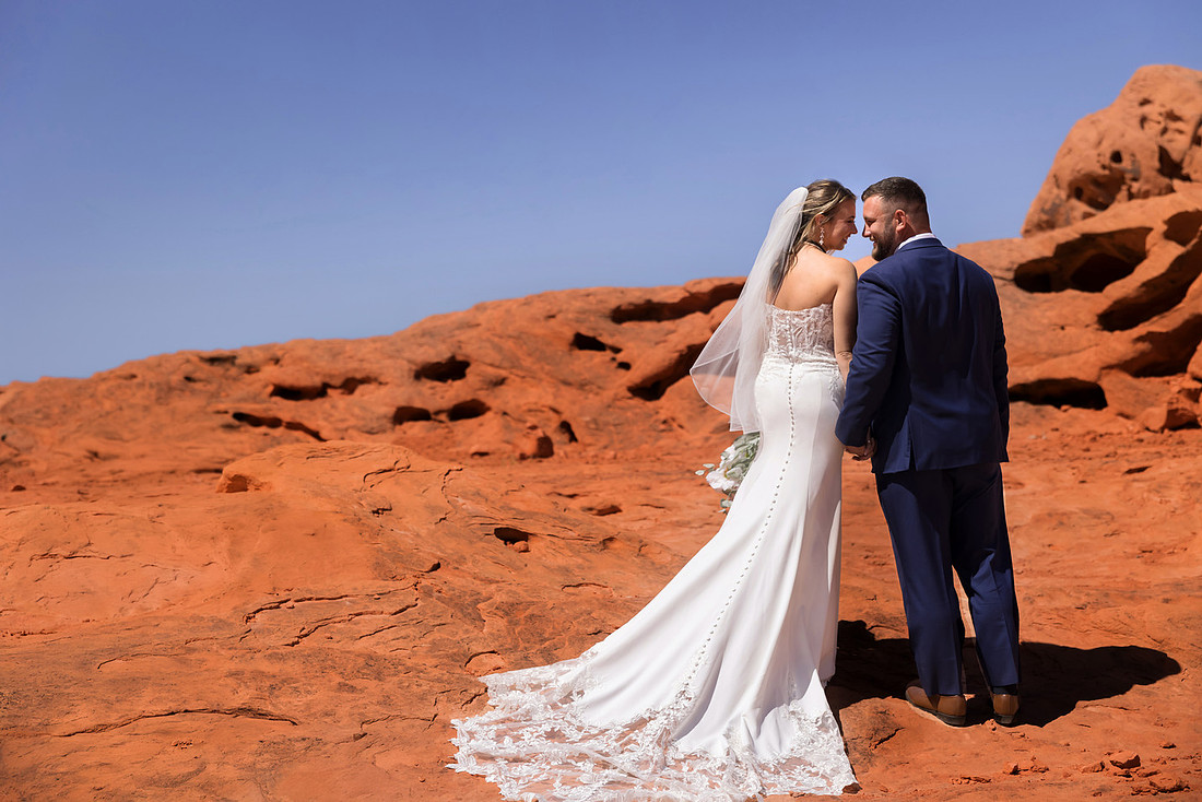Valley of Fire Photo Shoots | Couples, Families, Seniors & Weddings