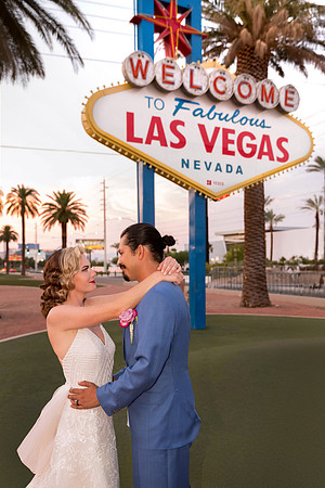 Welcome to Fabulous Las Vegas Sign Chauffeured Photo Shoot