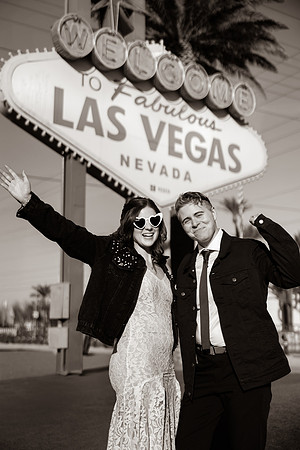 Welcome to Fabulous Las Vegas Sign Chauffeured Photo Shoot